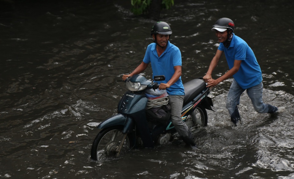 Người dân khốn đốn tìm đường về nhà sau cơn mưa đầu mùa - 3