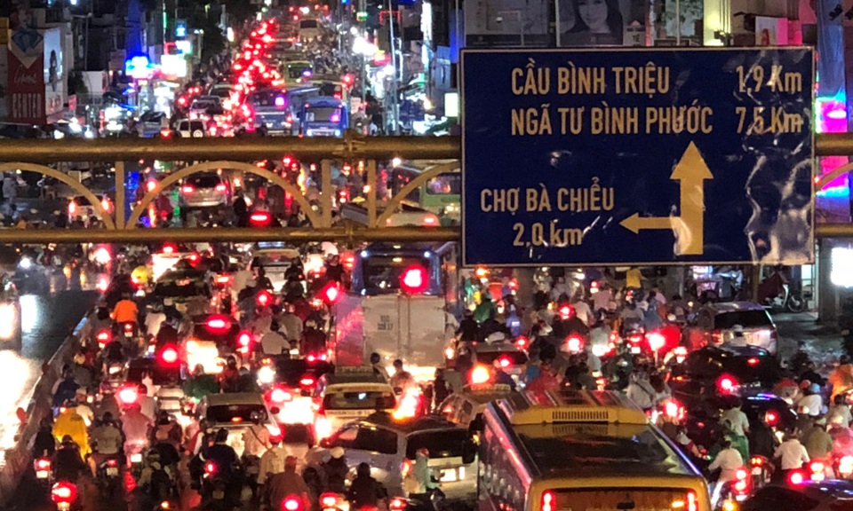 Giao thông trên đường Xô Viết Nghệ Tĩnh, tuyến cửa ngõ từ các quận trung tâm TP ra bến xe Miền Đông và QL13 kẹt cứng xe cộ trong tối 7/5.