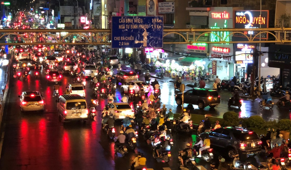 Người dân khốn đốn tìm đường về nhà sau cơn mưa đầu mùa - 6