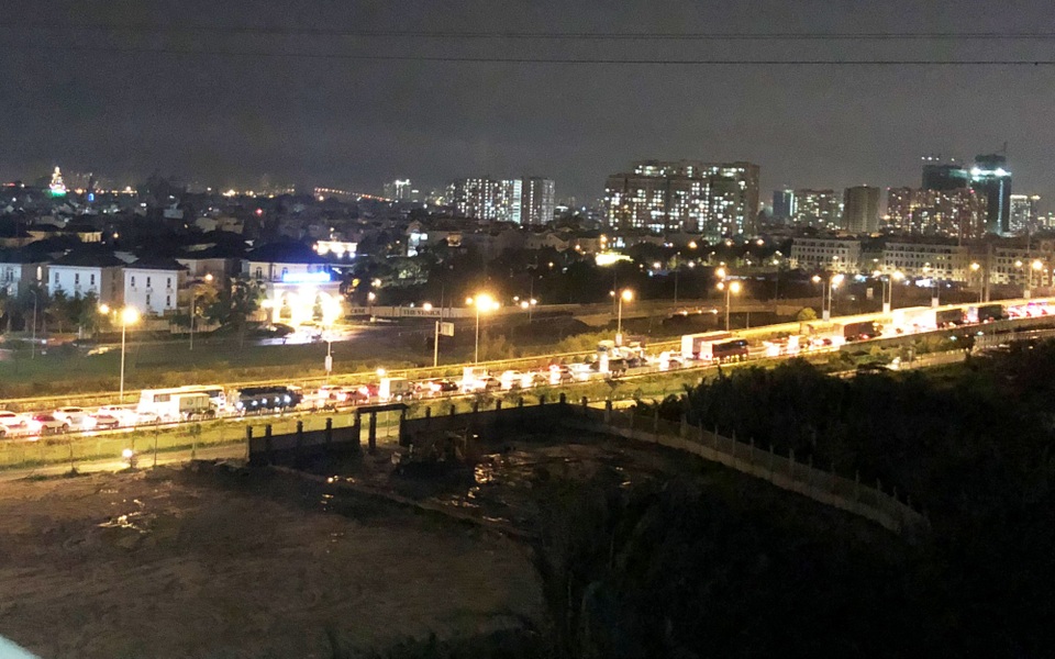 Phương tiện xếp hàng dài nhiều km trên cao tốc HLD vì một chiếc xe đầu kéo container gặp sự cố nằm chắn giữa đường.