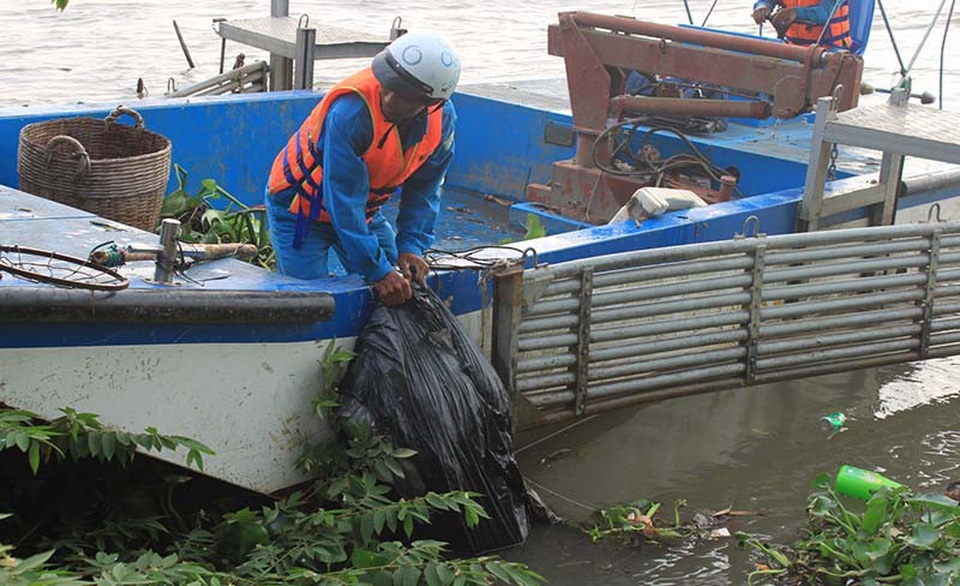 Công việc vớt rác trên sông vất vã và nhiều nguy hiểm nhưng các anh trong đội không hề than vãn