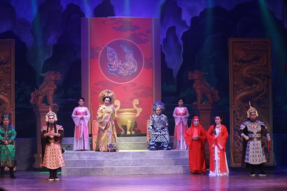 Phương Thanh gặp sự cố “bay mũ” khi diễn vở "Thái hậu Dương Vân Nga" - 20 Ngoài ra, đạo diễn Hoa Hạ không sử dụng màn hình LED để đưa vào vở diễn mà đầu tư cảnh trí đúng chuẩn mực của cải lương kết hợp cùng ánh sáng tạo nên phong cách thuần chất chính sử, có cả dàn nhạc cụ dân tộc yểm trợ đắc lực cho phần ca diễn của nghệ sĩ.