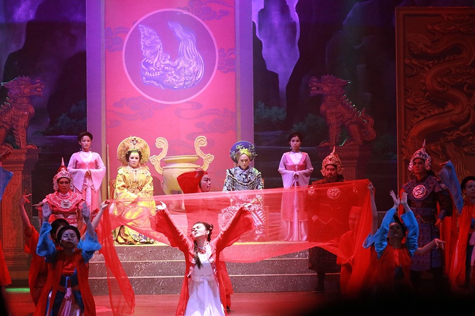 Phương Thanh gặp sự cố “bay mũ” khi diễn vở "Thái hậu Dương Vân Nga" - 19 Phương Thanh gặp sự cố “bay mũ” khi diễn vở "Thái hậu Dương Vân Nga" - 19