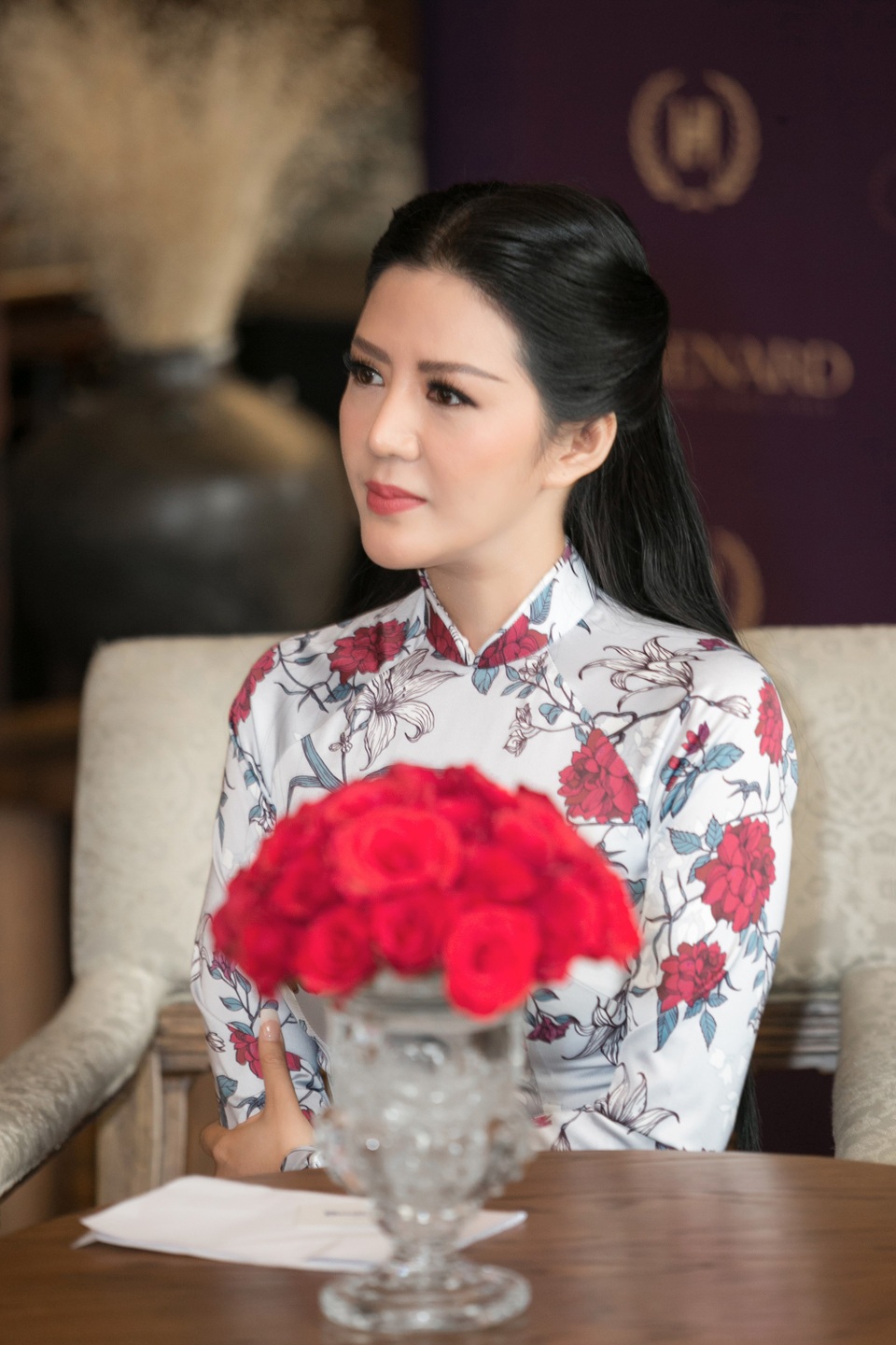 Đinh Hiền Anh - Bông sen Việt trên đất Pháp - 2 Đinh Hiền Anh luôn hướng đến hình tượng bông sen, loài hoa tượng trưng cho sự thanh cao, thuần khiết.