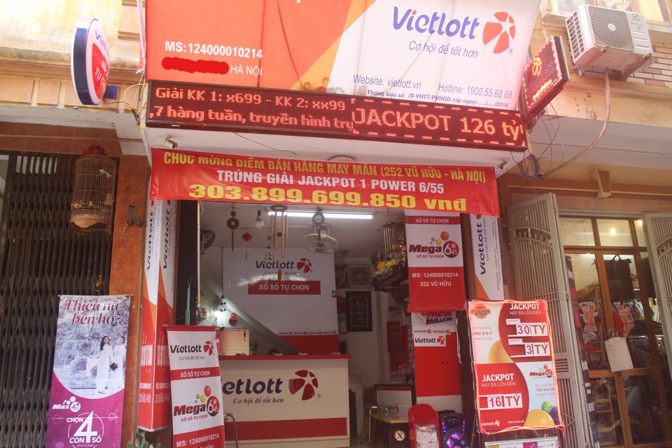 Sau 2 tháng không ai nhận trúng thưởng: Khoản 304 tỷ đồng-kỷ lục của Jackpot 1 sẽ nộp vào ngân sách - 1 Đại lý Vietlott, nơi bán vé độc đắc Jackpott trúng gần 304 tỷ đồng tại Hà Nội. (Ảnh: Hồng Vân)