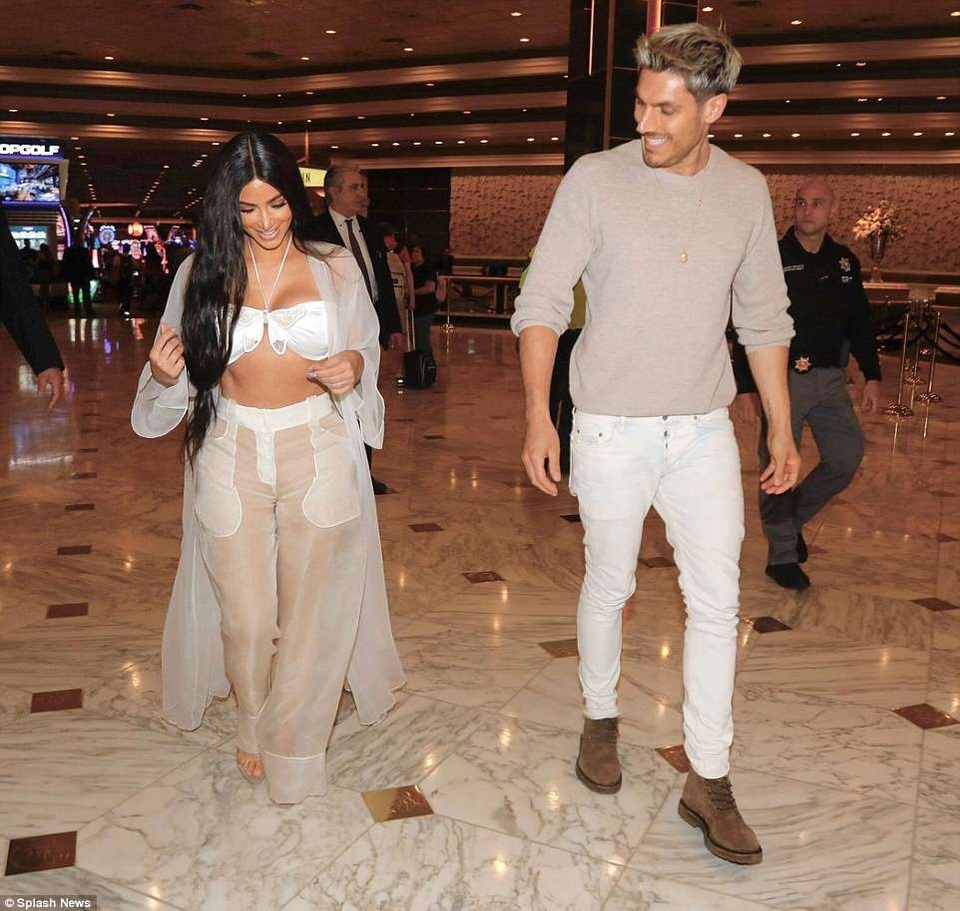Kim Kardashian gây choáng với trang phục sexy - 5
Vì thế Kim đi xem show diễn để ủng hộ người bạn của gia đình