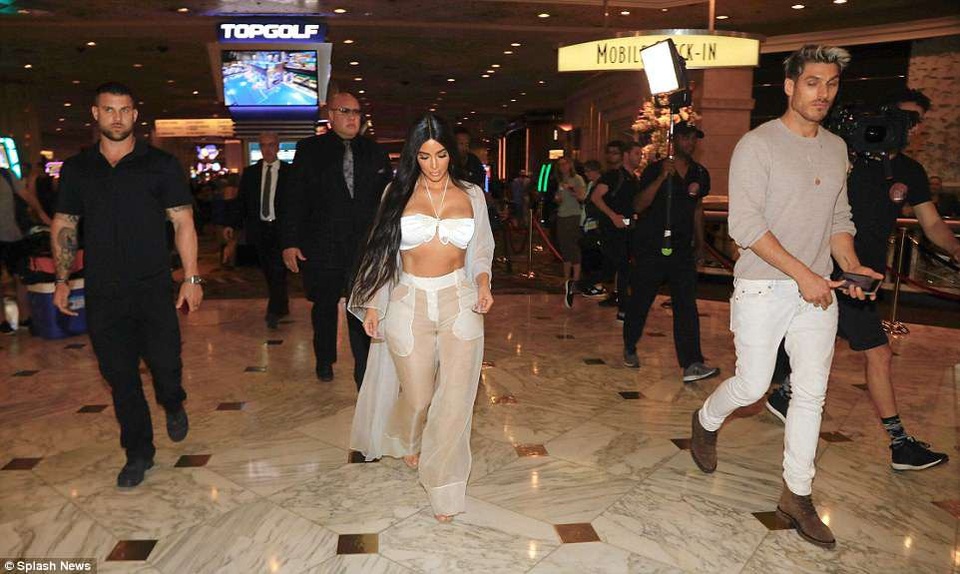 Kim Kardashian gây choáng với trang phục sexy - 7
Người đẹp được hộ tống bởi dàn vệ sỹ.