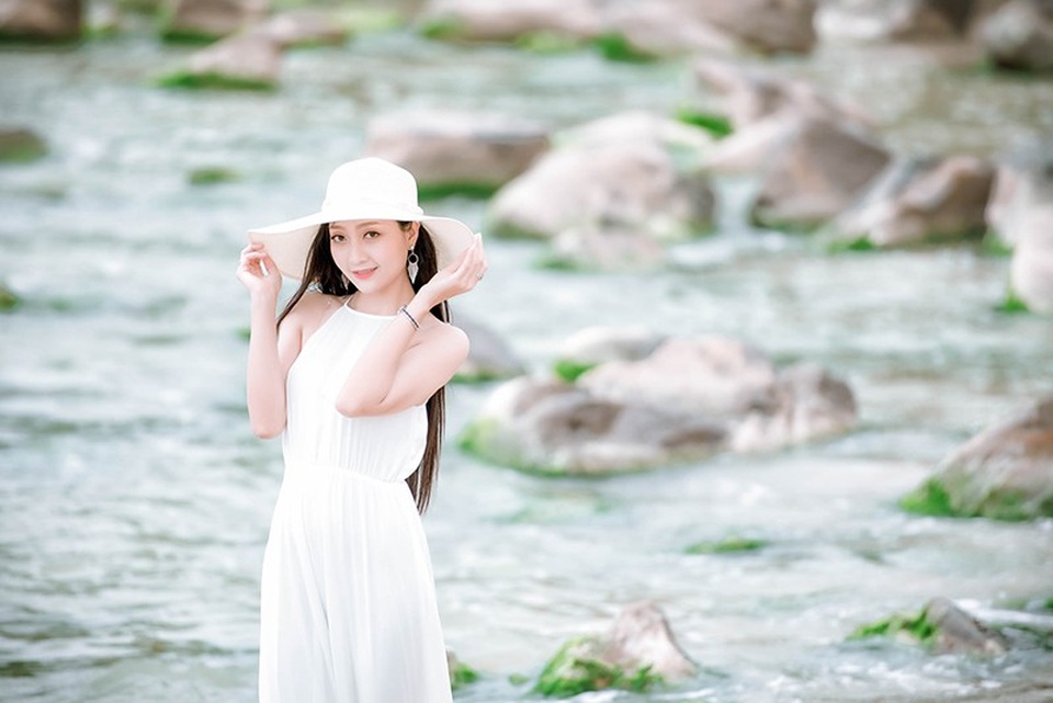 Nữ kế toán viên Nghệ An sở hữu số đo "chuẩn" như người mẫu - 6
Bản thân em là một người con gái xứ Nghệ, mang trong mình ước mơ hoài bão của tuổi trẻ. Và nhận thấy rằng những người con gái, phụ nữ của Nghệ An rất đẹp, duyên dáng truyền thống, trí tuệ hiện đại nhưng chưa tìm thấy cơ hội để được tôn vinh tại các cuộc thi sắc đẹp...