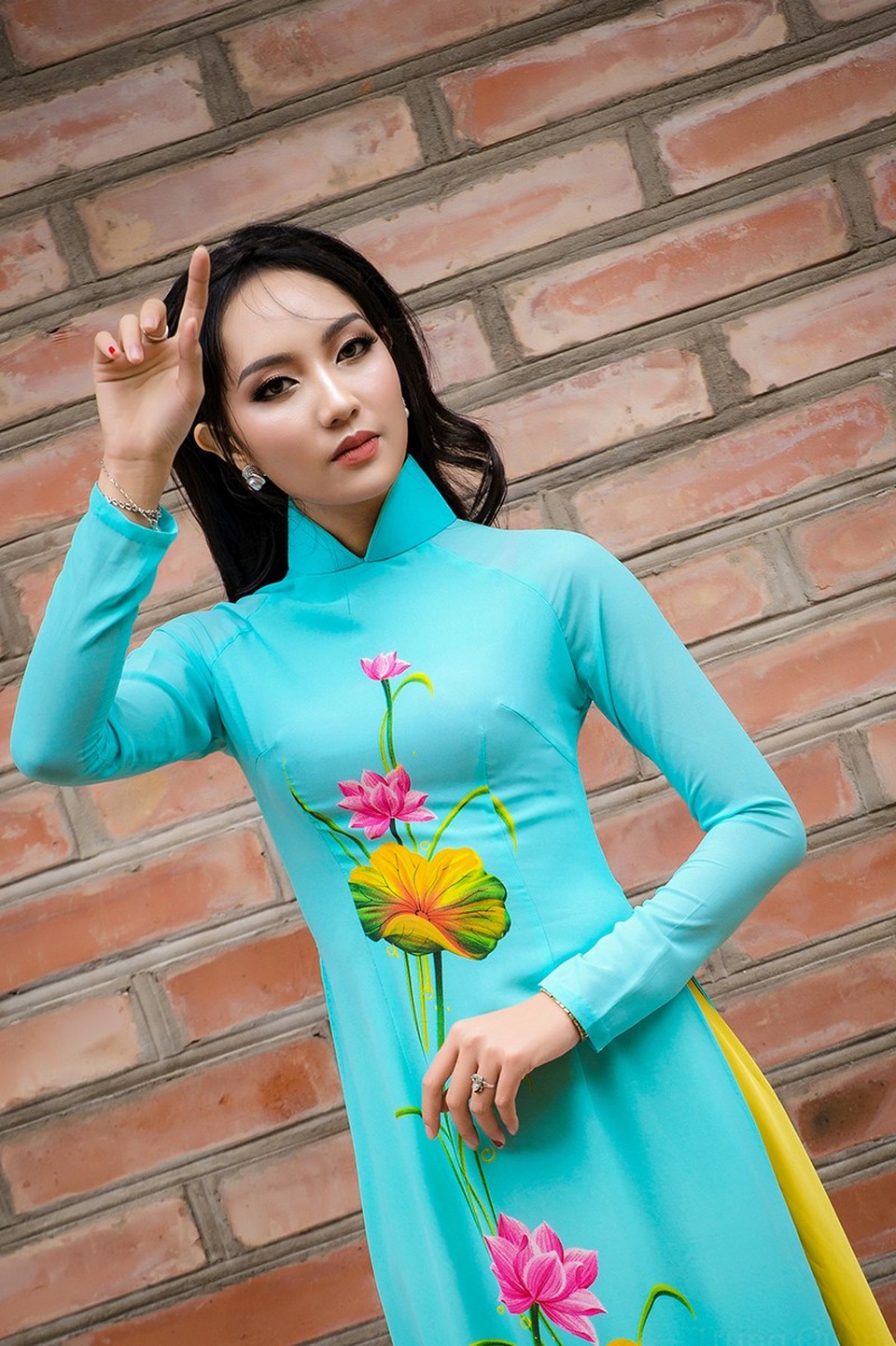 Nữ kế toán viên Nghệ An sở hữu số đo "chuẩn" như người mẫu - 3
Đặng Thị Thuận sinh năm 1995 đến từ Nghệ An, cô cao 1m72, nặng 50kg, số đo ba vòng: 83 - 60-90 cm. Được biết,cô gái này đang là nhân viên kế toán của một doanh nghiệp tư nhân và luôn có ước mơ cháy bỏng từ thuở còn sinh viên đó là làm người mẫu, nhưng cơ duyên chưa tới.