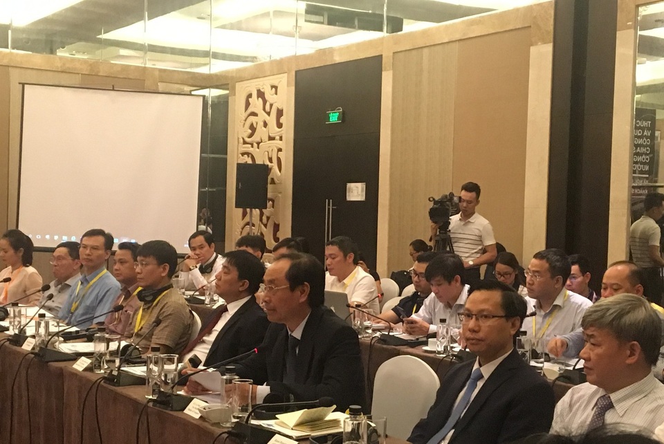 Thụy Điển chia sẻ kinh nghiệm phát triển giao thông công cộng với Việt Nam - 2 Thứ trưởng Bộ Giao thông Vận tải Lê Đình Thọ (hàng trên, thứ 3 từ bên phải) (Ảnh: Đức Hoàng)