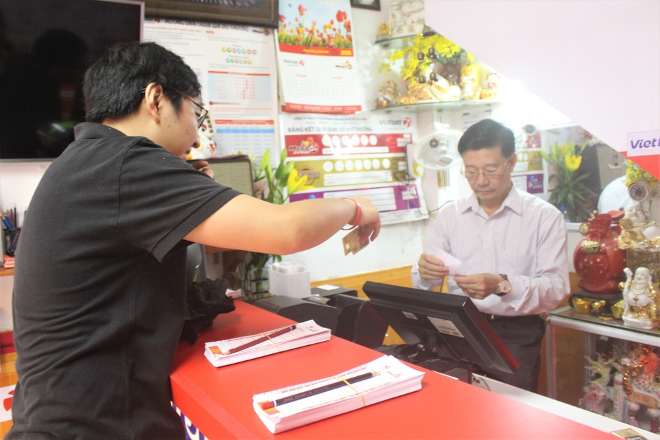 Sau 2 tháng không ai nhận trúng thưởng: Khoản 304 tỷ đồng-kỷ lục của Jackpot 1 sẽ nộp vào ngân sách - 2 Sau khi bán ra vé trúng giải độc đắc, đại lý nhà ông Cường có nhiều khách hơn. (Ảnh: Hồng Vân)