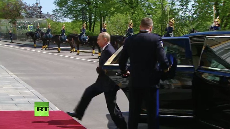 Tổng thống Putin đi siêu xe mới trong lễ nhậm chức - 3 Siêu xe mới của Tổng thống Putin là sản phẩm của dự án mang tên “Kortezh”do chính Nga phát triển. Phương tiện này sẽ thay thế các mẫu xe của Đức từng được các tổng thống Nga trước đây ưa dùng.