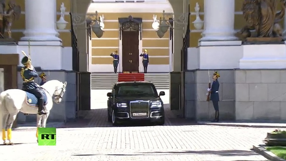Tổng thống Putin đi siêu xe mới trong lễ nhậm chức - 6 Bộ trưởng Thương mại và Công nghiệp Nga Denis Manturov cho biết mẫu xe limousine dành cho quan chức cấp cao của Nga gần đây đã vượt qua các bài kiểm tra về va chạm và kết quả kiểm tra được đánh giá là “tích cực”.