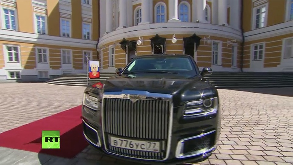 Tổng thống Putin đi siêu xe mới trong lễ nhậm chức - 7 Theo truyền thông Nga, tổng cộng 14 chiếc limousine sẽ được bàn giao cho Điện Kremlin trong thời gian tới. Bắt đầu từ năm sau, những mẫu xe thuộc dự án Kortezh sẽ được bán cho chính phủ nước ngoài.