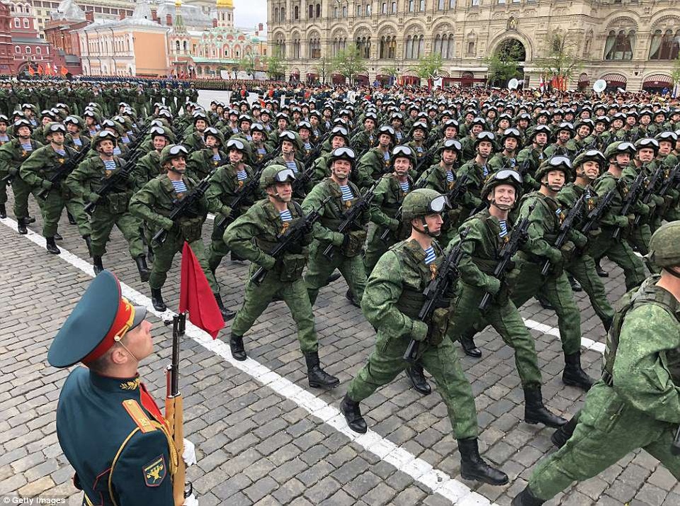 Quân đội Nga diễn tập rầm rộ trước thềm lễ duyệt binh - 10
Đội hình đồng đều của các đơn vị quân sự Nga khi diễu hành qua Quảng trường Đỏ. (Ảnh: Getty)
