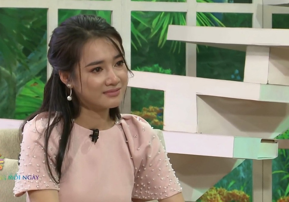 Nhã Phương nghẹn ngào trên truyền hình khi nhắc đến chuyện tình cảm "ồn ào" - 2 Câu chuyện về sự tổn thương đối với Nhã Phương không phải là lần đầu, nữ diễn viên thường xuyên phải chịu sự đau khổ vì chuyện tình cảm liên quan đến Trường Giang.