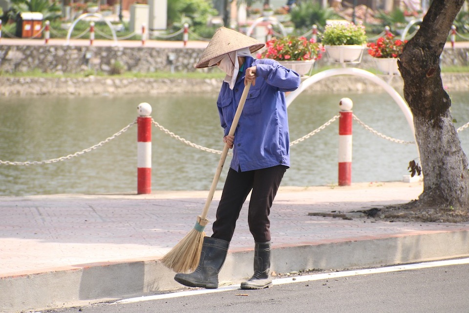 Phố đi bộ thứ hai của Hà Nội gấp rút chuẩn bị cho ngày khai trương - 10 
Nhiều công nhân quét dọn từng góc đường.
