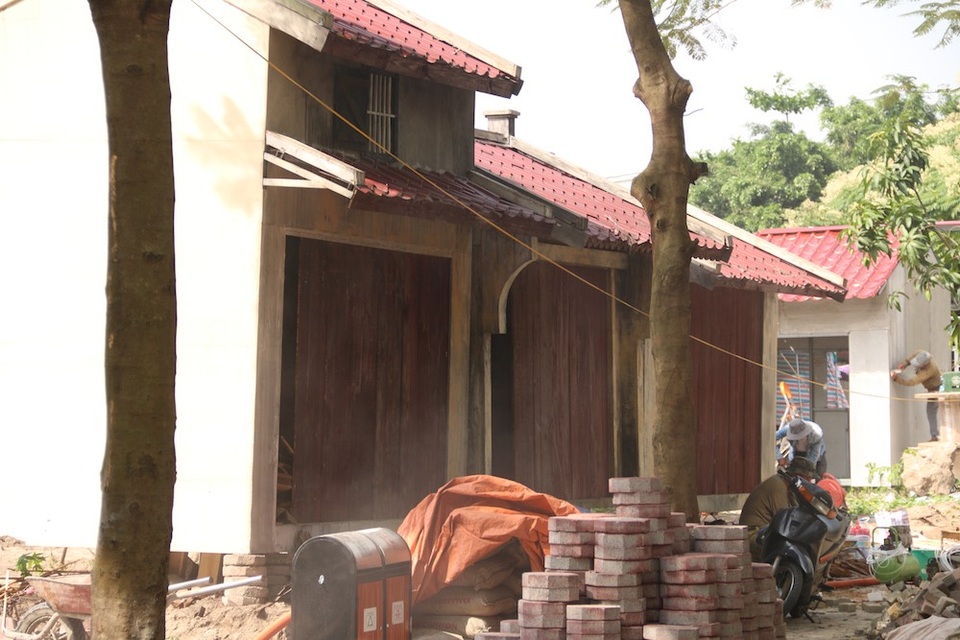 Phố đi bộ thứ hai của Hà Nội gấp rút chuẩn bị cho ngày khai trương - 2 
Hai bên phố đi bộ Trinh Công Sơn có 15 gian hàng được bài trí mô phỏng phong cách nhà phố cổ Hà Nội và Hội An. Hiện xung quanh các gian hàng vẫn ngổn ngang vật liệu, công nhân hối hả thi công để kịp hoàn thiện trước ngày chính thức hoạt động.