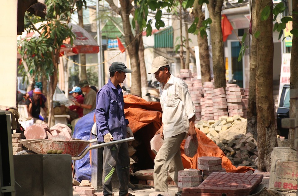 Phố đi bộ thứ hai của Hà Nội gấp rút chuẩn bị cho ngày khai trương - 4 
Thời tiết nắng nóng, các công nhân vẫn hối hả thi công để kịp tiến độ hoàn thiện.
