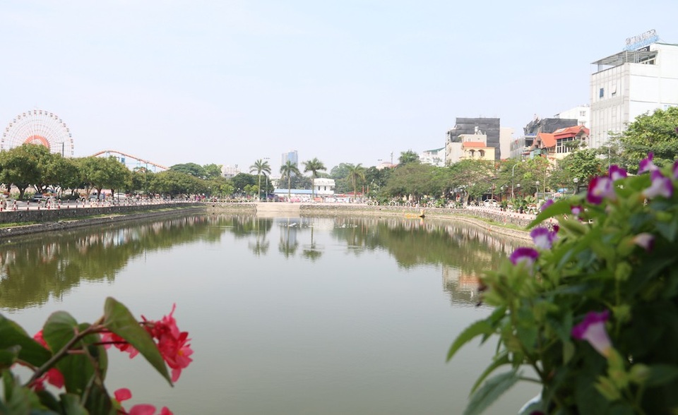 Phố đi bộ thứ hai của Hà Nội gấp rút chuẩn bị cho ngày khai trương - 5 
Dọc phố đi bộ mới Trịnh Công Sơn có hai hồ điều hòa tự nhiên đã được dọn dẹp sạch sẽ, dựng hào rào sắt và được trang trí bằng nhiều bình hòa rực rỡ mầu sắc.