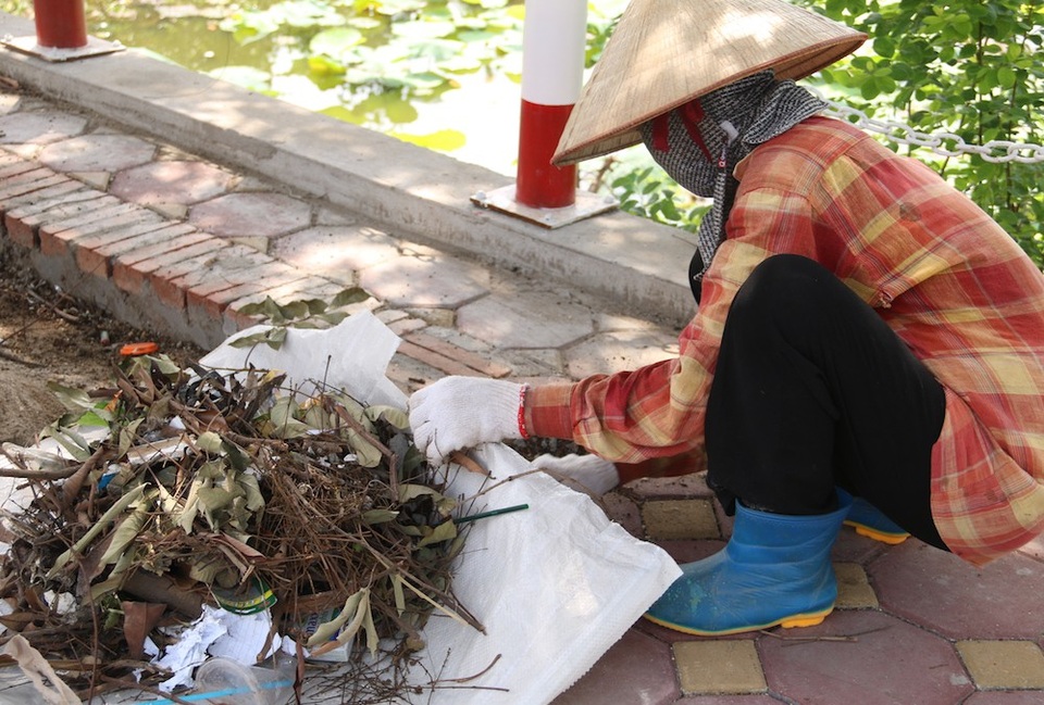 Phố đi bộ thứ hai của Hà Nội gấp rút chuẩn bị cho ngày khai trương - 9 
Rác, củi khô, gạch đá được gom lại để chuyển đi nơi khác.