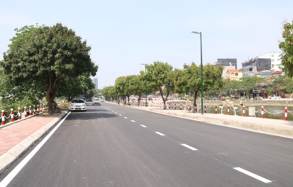 Phố đi bộ thứ hai của Hà Nội gấp rút chuẩn bị cho ngày khai trương - 11 
Đường phố thông thoáng, nằm ngay cạnh khu đầm sen và công viên nước, khá phù hợp cho không gian đi bộ.