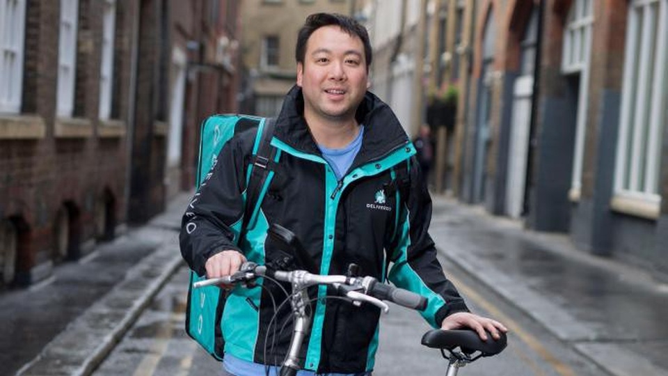 Bỏ việc ngân hàng thành lập startup 2 tỷ USD - 1
Will Shu - người đồng sáng lập Deliveroo hiện vẫn đi giao hàng hai tuần một lần - Ảnh: The Times.