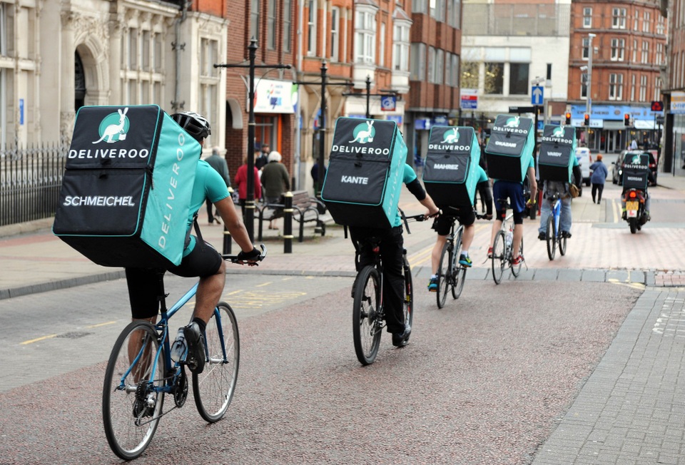 Bỏ việc ngân hàng thành lập startup 2 tỷ USD - 2 Đội ngũ giao hàng bằng xe đạp của Deliveroo - Ảnh: Handelsblatt.
