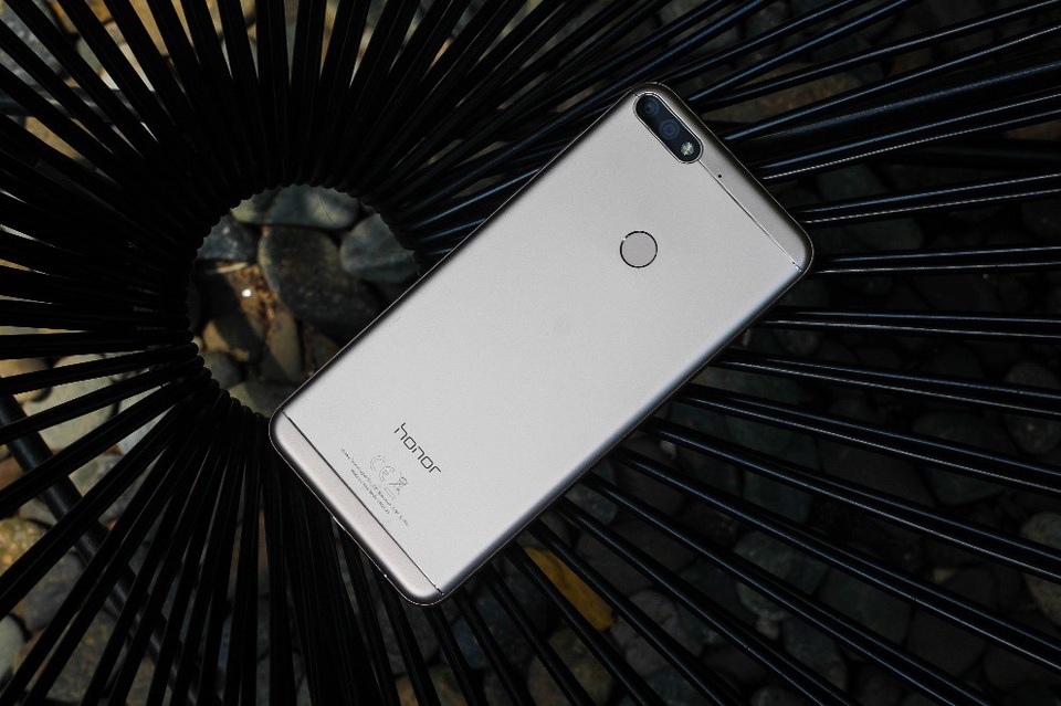 Honor 7C: giá rẻ, đáp ứng ngoài mong đợi - 1 Honor 7C được thiết kế kim loại nguyên khối tạo cảm giác sang trọng, thoải mái khi cầm nắm và thao tác