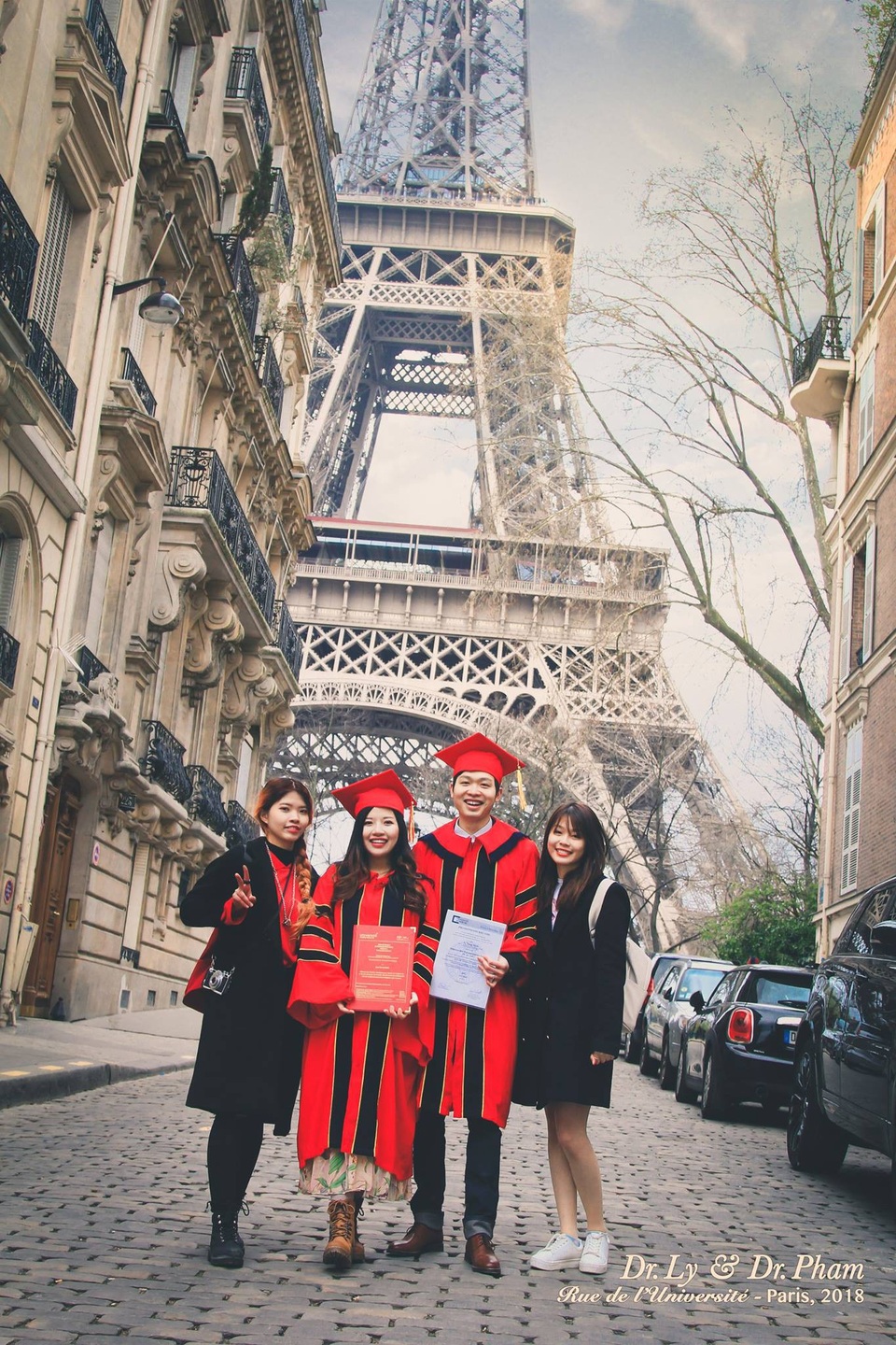 9X Việt Nam tốt nghiệp tiến sĩ CNTT ở tuổi 26 - 2 
Lý Tùng Nam và vợ (áo đỏ, giữa ảnh) chụp ảnh kỷ niệm nhân dịp cả hai cùng tốt nghiệp Tiến sĩ.