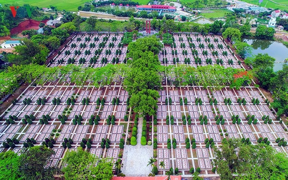 Ngắm sự đổi thay của Chiến trường Điện Biên Phủ từ trên cao - 6 Nghĩa trang Liệt sỹ Độc Lập nằm gần khu Di tích đồi Độc Lập với hơn 2400 mộ, tổng diện tích 3,3ha. Vào những dịp lễ, tết và đặc biệt là ngày thương binh liệt sỹ 27/7, tại đây luôn có hàng ngàn người từ khắp nơi đổ về thắp hương tưởng niệm các anh hùng liệt sỹ.