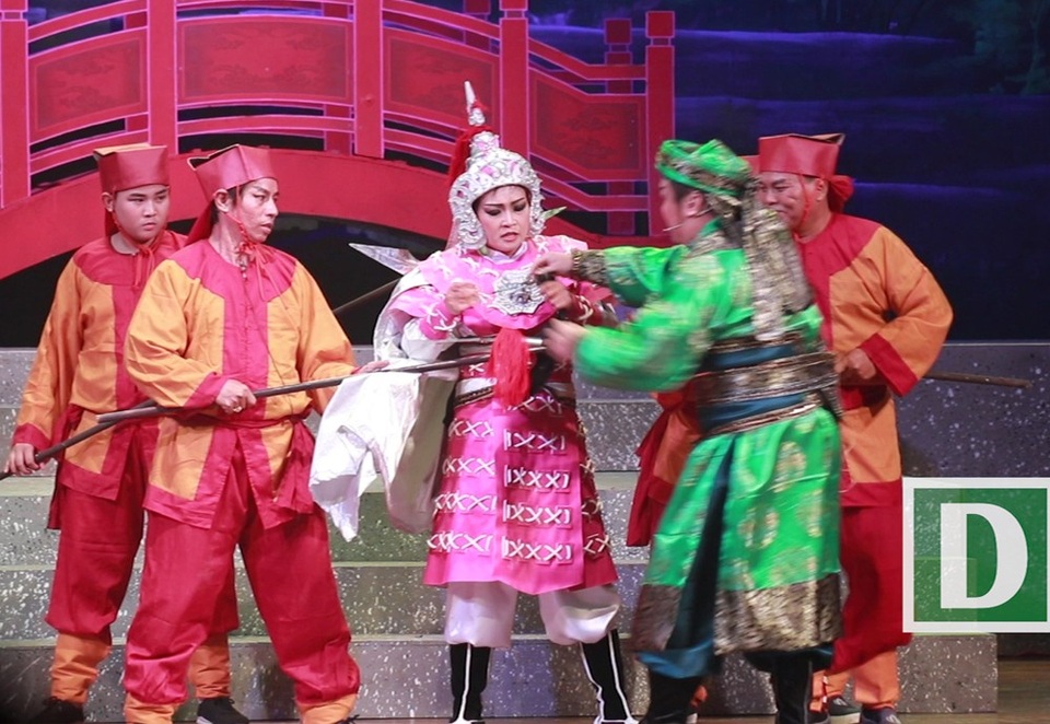 Phương Thanh gặp sự cố “bay mũ” khi diễn vở "Thái hậu Dương Vân Nga" - 17 Ngay lúc đó diễn viên Gia Bảo đã nhanh chóng ứng biến hỗ trợ cô trong đội lại mão và còn giúp Phương Thanh giữ mic để hoàn thành trọn vẹn vai diễn của mình.
