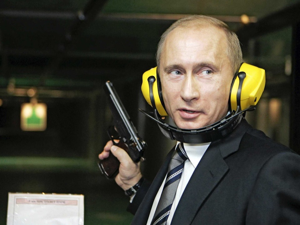 Những khoảnh khắc ấn tượng của Tổng thống Putin - 11
Ông Putin thử bắn súng tại trụ sở của cơ quan tình báo quân sự Nga trong chuyến thăm năm 2006. (Ảnh: Reuters)