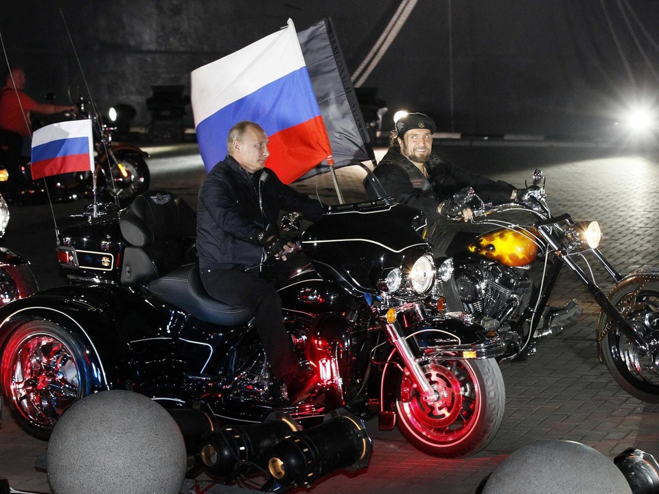 Những khoảnh khắc ấn tượng của Tổng thống Putin - 12 Ông Putin lái mô tô cùng nhóm mô tô Sói Đêm tại thành phố Novorossiisk năm 2011. (Ảnh: Reuters)