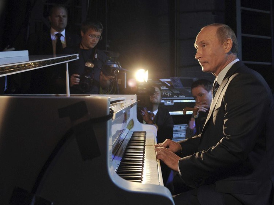 Những khoảnh khắc ấn tượng của Tổng thống Putin - 21 Không chỉ quan tâm tới các môn thể thao, Tổng thống Putin còn là nhà lãnh đạo có nhiều tài lẻ. Trong ảnh: Ông Putin chơi đàn piano trong chuyến thăm tới nhà hát ở Moscow năm 2011. (Ảnh: Reuters)