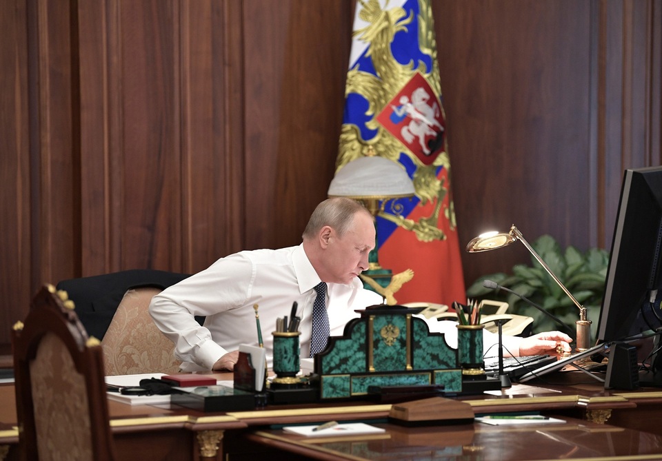 Hình ảnh hiếm hoi về phòng làm việc của Tổng thống Putin - 3 Máy quay đã ghi lại cận cảnh quá trình ông Putin di chuyển từ phòng làm việc tới nơi diễn ra lễ nhậm chức ở Điện Kremlin.