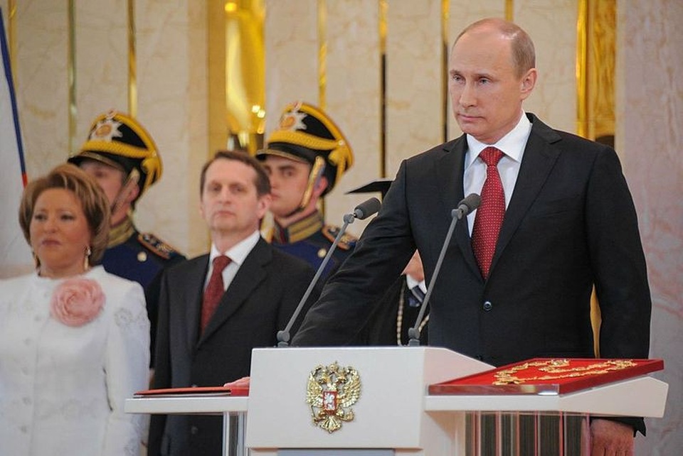 Những khoảnh khắc ấn tượng của Tổng thống Putin - 3 Sau khi tái đắc cử năm 2004 và lãnh đạo nước Nga thêm 4 năm, ông Putin nhận công việc thủ tướng từ năm 2008 do hiến pháp Nga quy định tổng thống chỉ được nắm quyền tối đa 2 nhiệm kỳ. Năm 2012, ông Putin một lần nữa giành chiến thắng trong bầu cử Nga và trở thành tổng thống Nga từ đó đến nay. Trong ảnh: Ông Putin trong lễ nhậm chức tổng thống năm 2012. (Ảnh: Wikipedia)