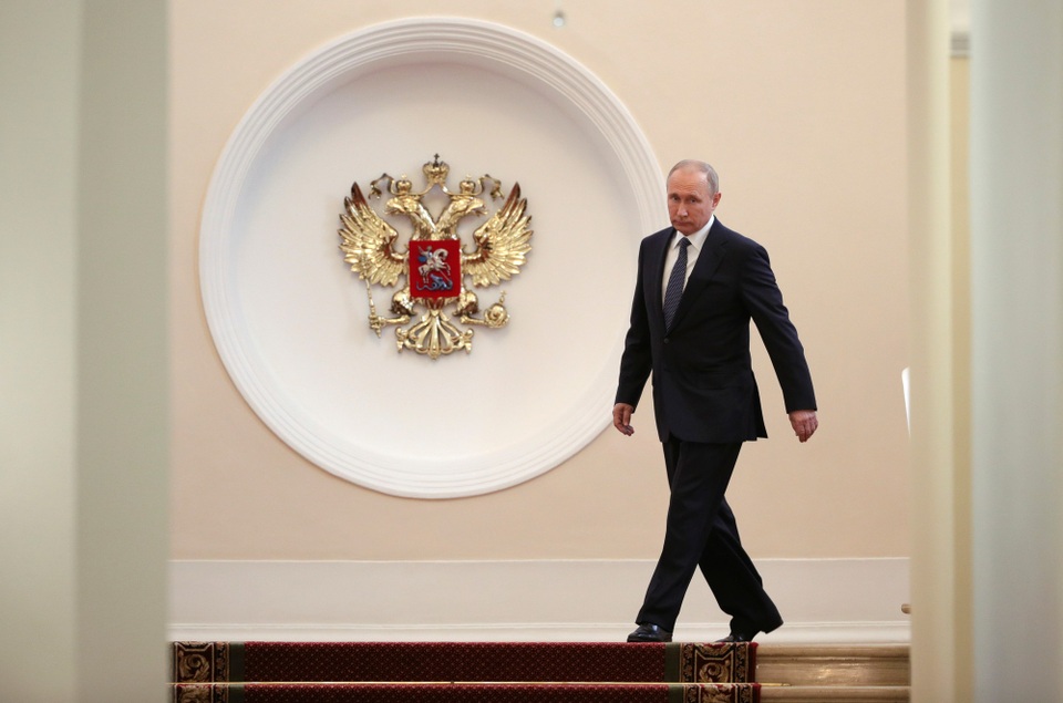 Hình ảnh hiếm hoi về phòng làm việc của Tổng thống Putin - 5 Lễ nhậm chức nhiệm kỳ thứ 4 của Tổng thống Putin được bắt đầu vào lúc 12 giờ theo giờ địa phương và ông Putin đọc lời tuyên thệ trước sự chứng kiến của Chủ tịch Tòa án Hiến pháp Nga Valery Zorkin và các khách mời dự sự kiện.