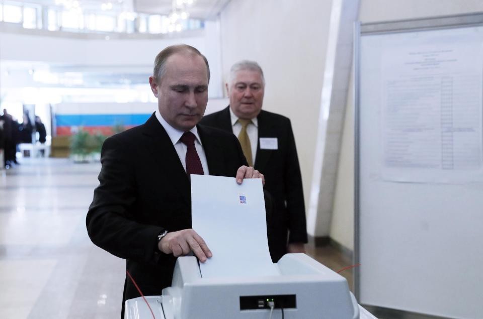 Những khoảnh khắc ấn tượng của Tổng thống Putin - 4 Năm 2018, ông Putin tranh cử với tư cách ứng viên độc lập và đắc cử nhiệm kỳ tổng thống thứ 4 với tỷ lệ cử tri ủng hộ áp đảo. Lễ nhậm chức của ông diễn ra hôm nay 7/5 tại Điện Kremlin. Trong ảnh: Ông Putin đi bỏ phiếu trong cuộc bầu cử tổng thống Nga hồi tháng 3. (Ảnh: Getty)