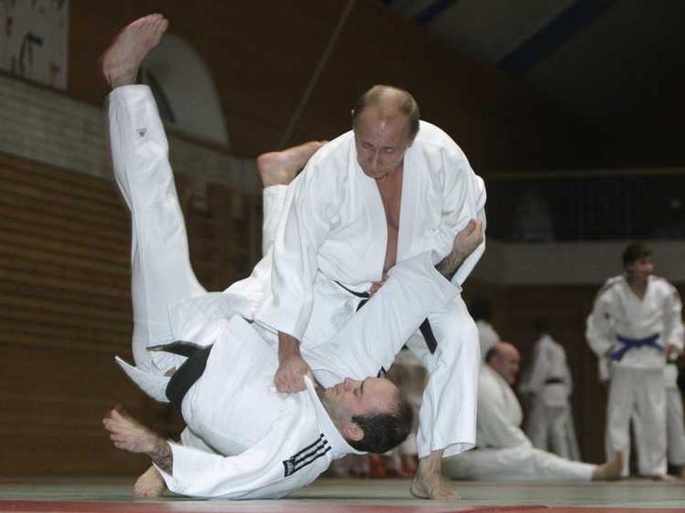 Những khoảnh khắc ấn tượng của Tổng thống Putin - 5 Tổng thống Putin là người có sở thích thể thao và đam mê các hoạt động ngoài trời. Trong ảnh: Tổng thống Putin tập judo tại St. Petersburg năm 2009. (Ảnh: Reuters)