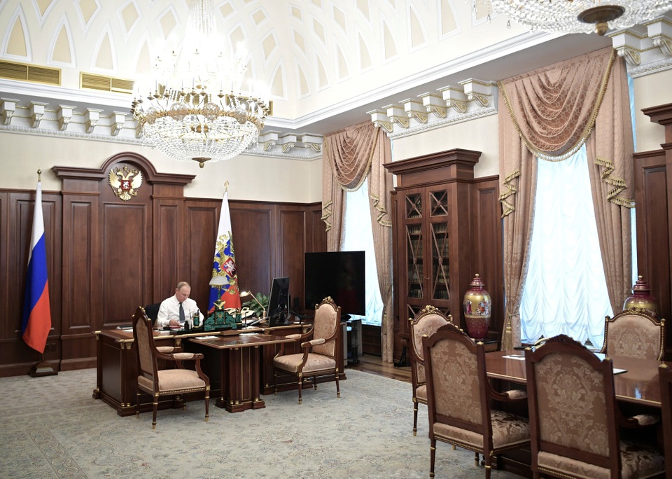 Hình ảnh hiếm hoi về phòng làm việc của Tổng thống Putin - 1 Theo RT, lễ nhậm chức được truyền hình trực tiếp vào chiều nay đã cho công chúng Nga cơ hội hiếm hoi được nhìn thấy phòng làm việc của Tổng thống Putin.
