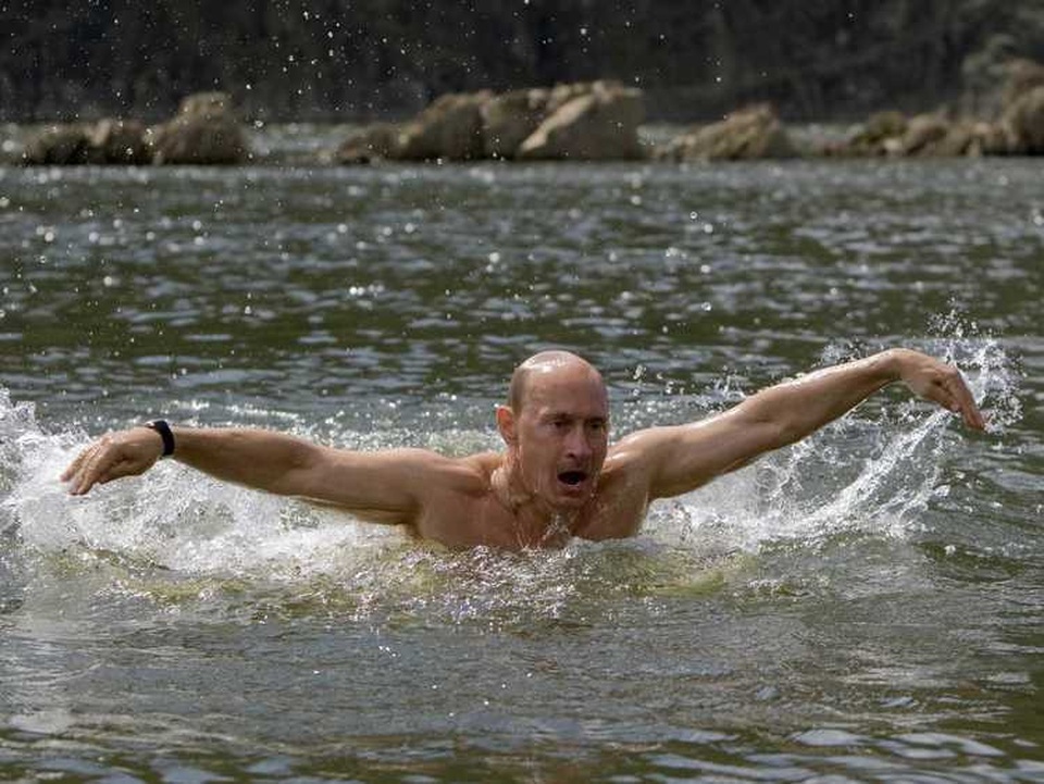 Những khoảnh khắc ấn tượng của Tổng thống Putin - 6
Tổng thống Putin rất coi trọng việc rèn luyện sức khỏe. Trong ảnh: Ông Putin cùng với những người bạn đi bơi ở vùng Tuva, phía nam Siberia. (Ảnh: Reuters)