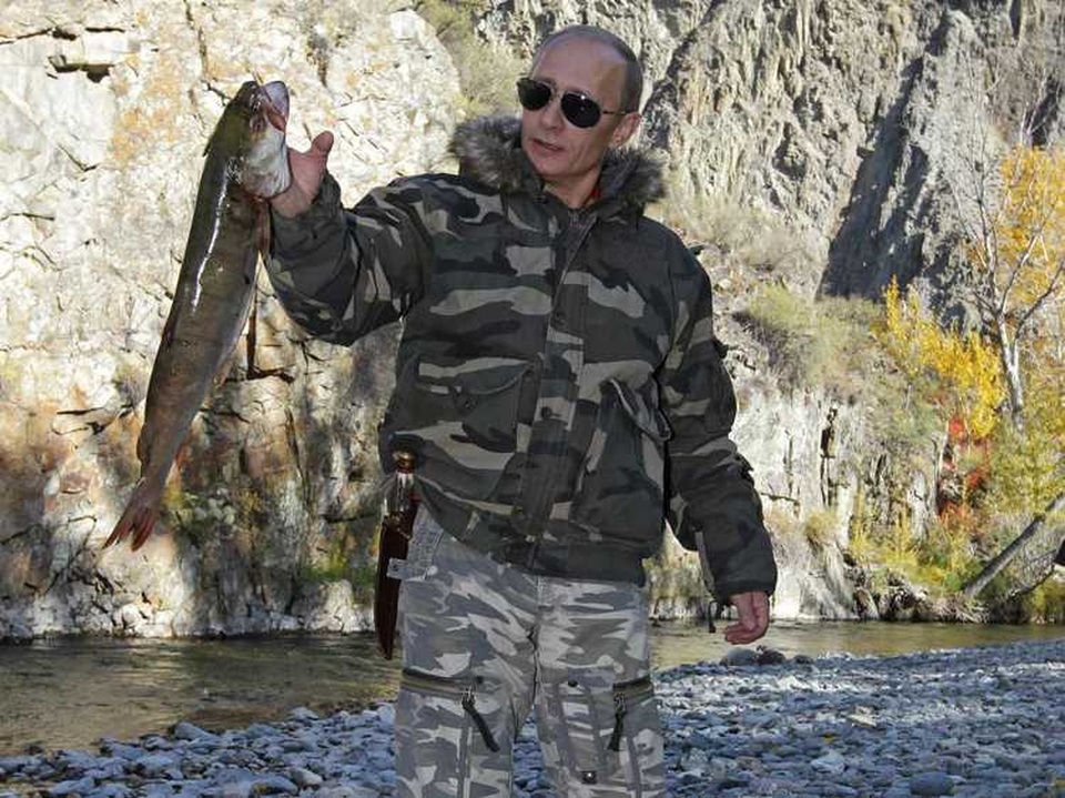 Những khoảnh khắc ấn tượng của Tổng thống Putin - 7 Câu cá cũng là hoạt động yêu thích của nhà lãnh đạo Nga. (Ảnh: Reuters)