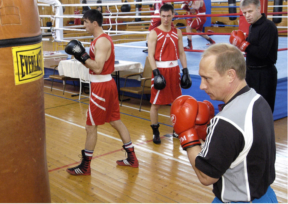Những khoảnh khắc ấn tượng của Tổng thống Putin - 9 Nhà lãnh đạo Nga thử tài đấm bốc. (Ảnh: Telegraph)