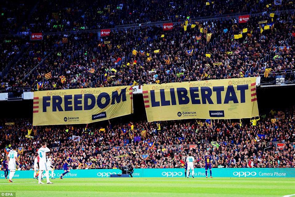 Những khoảnh khắc Barcelona bất phân thắng bại với Real Madrid tại Nou Camp - 1
Sân Nou Camp không còn chỗ trống chờ mong trận Siêu kinh điển