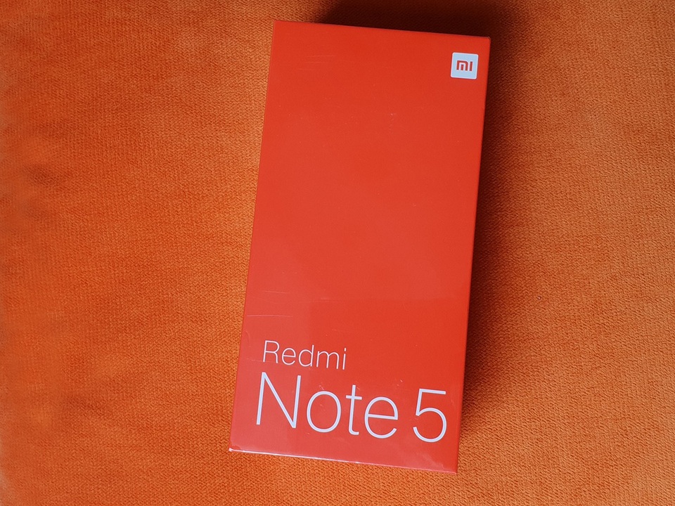 Mở hộp điện thoại Redmi Note 5 chụp ảnh thiếu sáng ấn tượng - 1 Chiều tối hôm nay 7/5, Xiaomi sẽ chính thức ra mắt thế hệ smartphone mới nhất của hãng tại Việt Nam, trong đó sẽ có mẫu Redmi Note 5. Tuy nhiên, từ sáng sớm, các phiên bản Note 5 cũng đã xuất hiện tại Việt Nam và về kho các đại lý để sẵn sàng lên kệ.