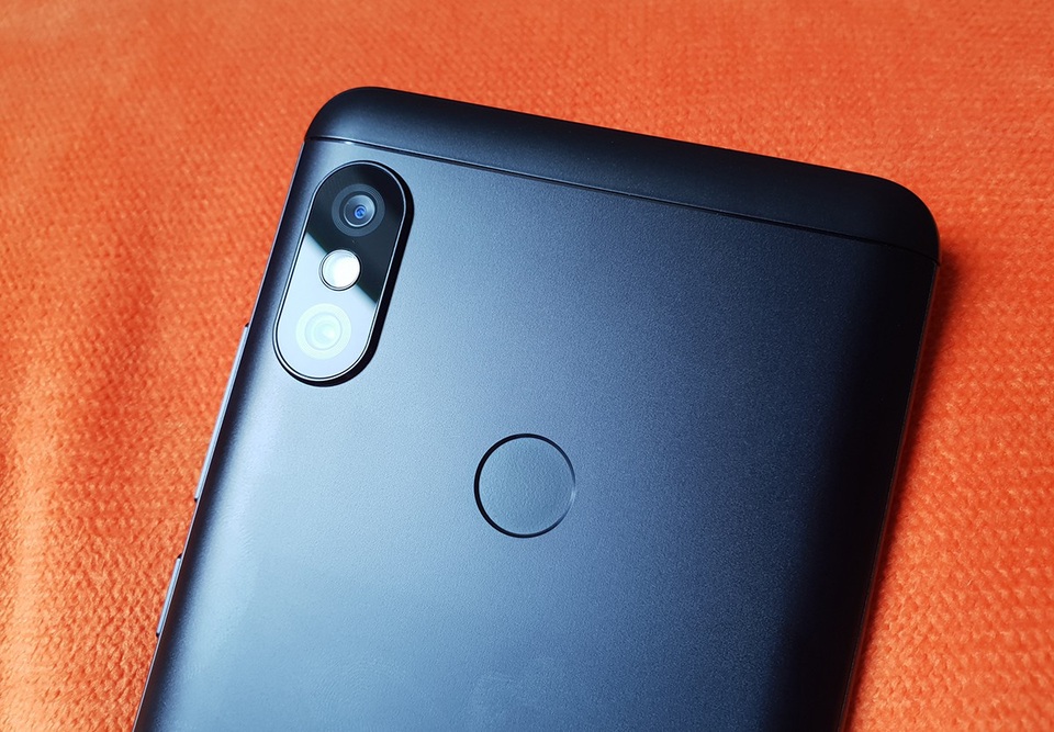 Mở hộp điện thoại Redmi Note 5 chụp ảnh thiếu sáng ấn tượng - 6 
Máy được tích hợp viên pin Li-Po 4.000mAh. Hãng trước đó cho biết, sau 1 lần sạc đầy, người dùng có thể chơi game liên tục đến 7,5 giờ, gọi điện đến 23 giờ, nghe nhạc đến 139 giờ, xem video đến 17 giờ hay đọc truyện đến 24 giờ.