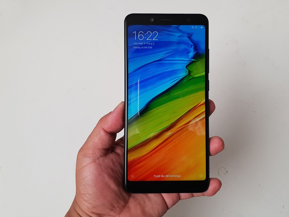 Mở hộp điện thoại Redmi Note 5 chụp ảnh thiếu sáng ấn tượng - 3 Về thiết kế, Xiaomi Redmi Note 5 sở hữu màn hình rộng đến 5.99 inch với độ phân giải chuẩn Full HD+. Tuy có màn hình lớn nhưng tổng thể sản phẩm lại rất gọn gàng, vừa tay do được thiết kế với tỷ lệ 18:9 cùng viền màn hình cực mỏng.