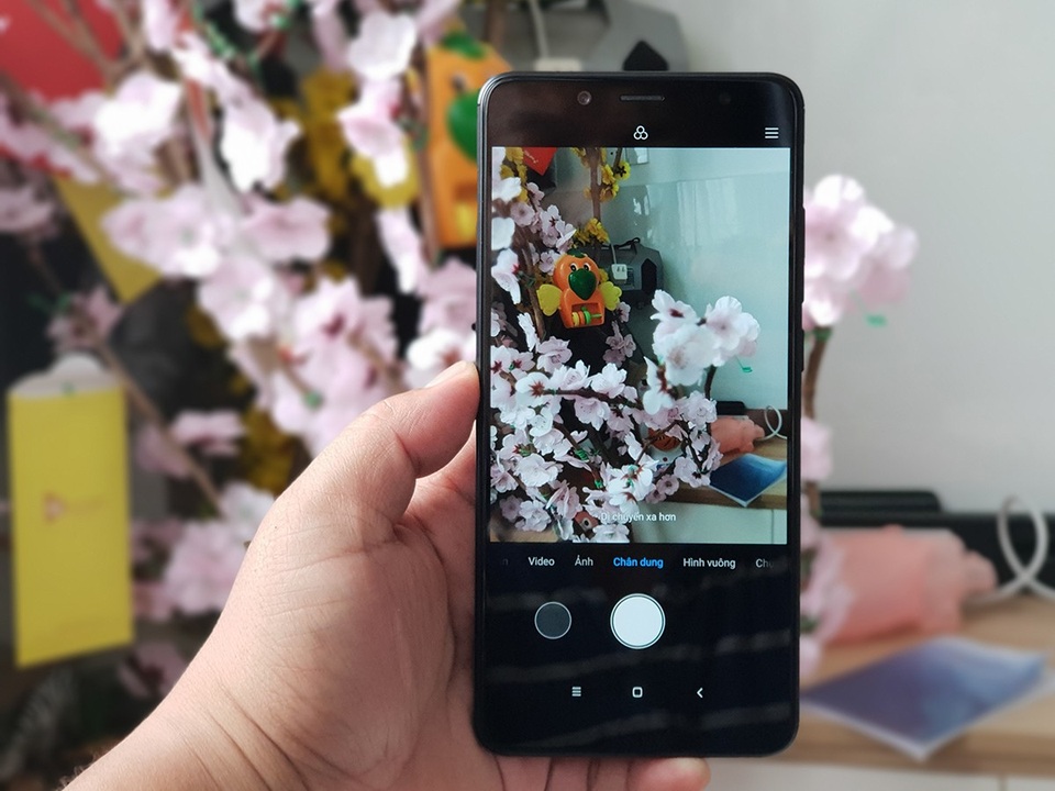 Mở hộp điện thoại Redmi Note 5 chụp ảnh thiếu sáng ấn tượng - 5 Hệ thống camera kép có độ phân giải 12MP và 5MP, kết hợp cùng khẩu độ lớn f/1.9, kích thước điểm ảnh lên tới 1,4um và đặc biệt là có sự trợ giúp của trí thông minh nhân tạo AI, giúp thiết bị này có thể chụp các bức ảnh xóa phông tốt, thậm chí trong điều kiện thiếu sáng.