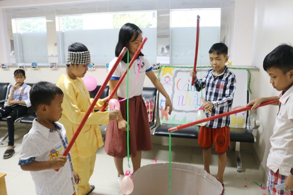 Đem lại niềm vui cho nhiều bệnh nhi tan máu bẩm sinh - 4 Thi câu bóng